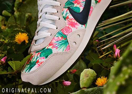 نمای نزدیک از رویه کفش جدید ونچر رانر با طرح گل دار صورتی بر زمینه برگهای سبز